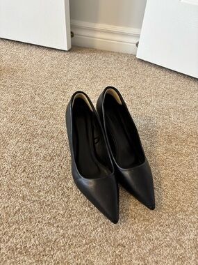 Classic Black Pointed-Toe Women's Pumps